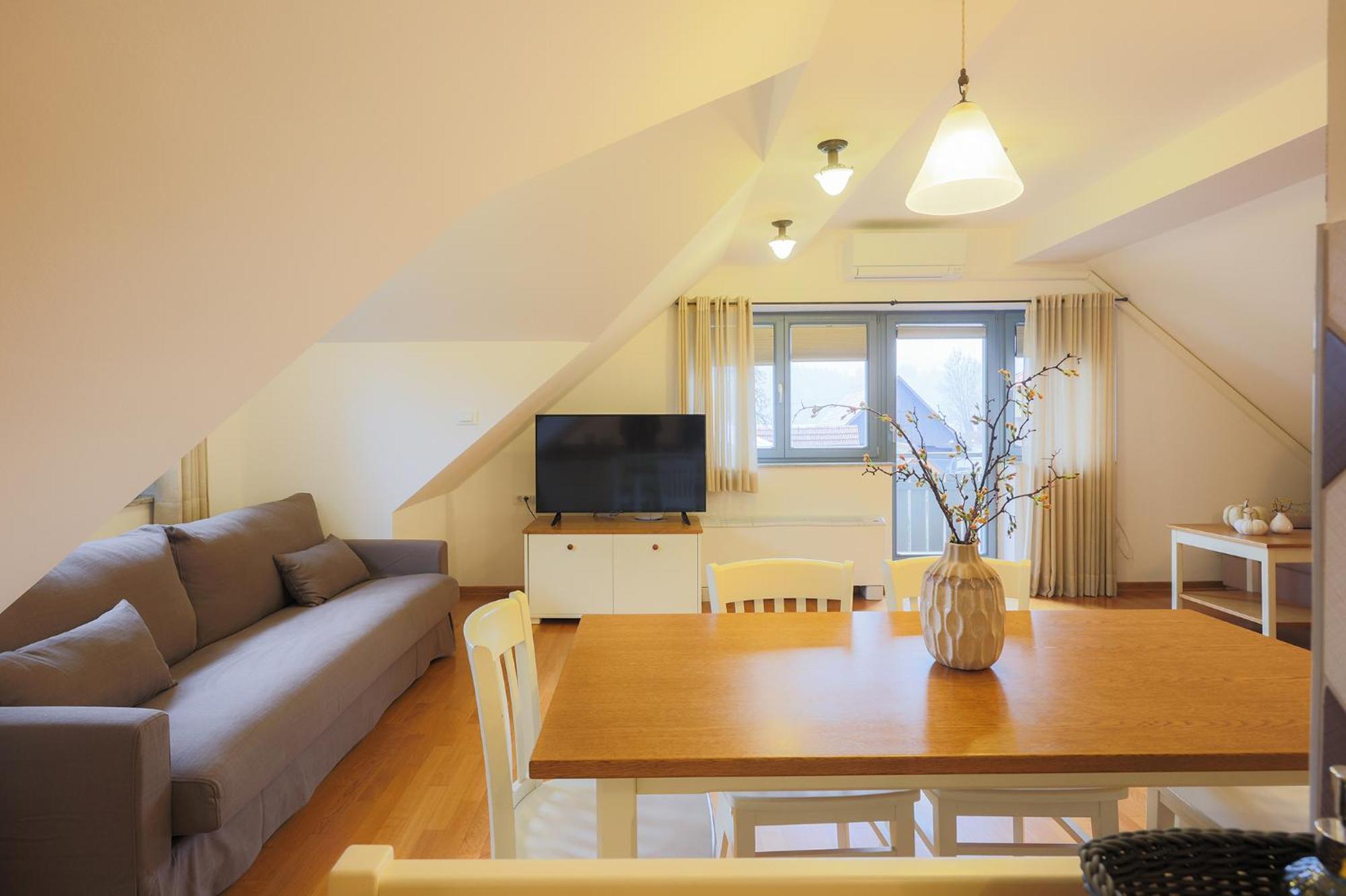 Apartma Lakeside *