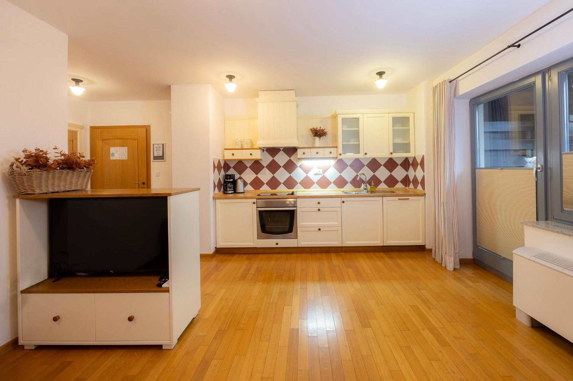 Lakeside Apartma *