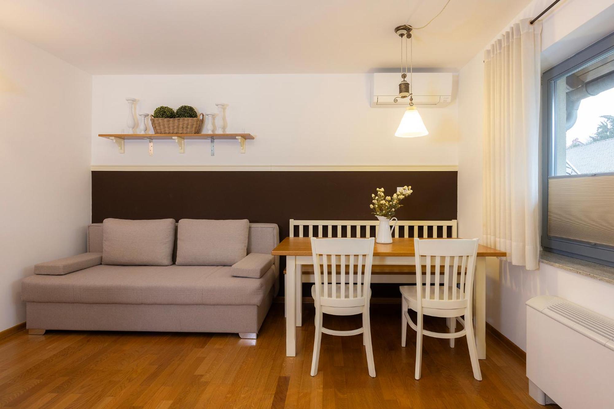 Apartma Lakeside *