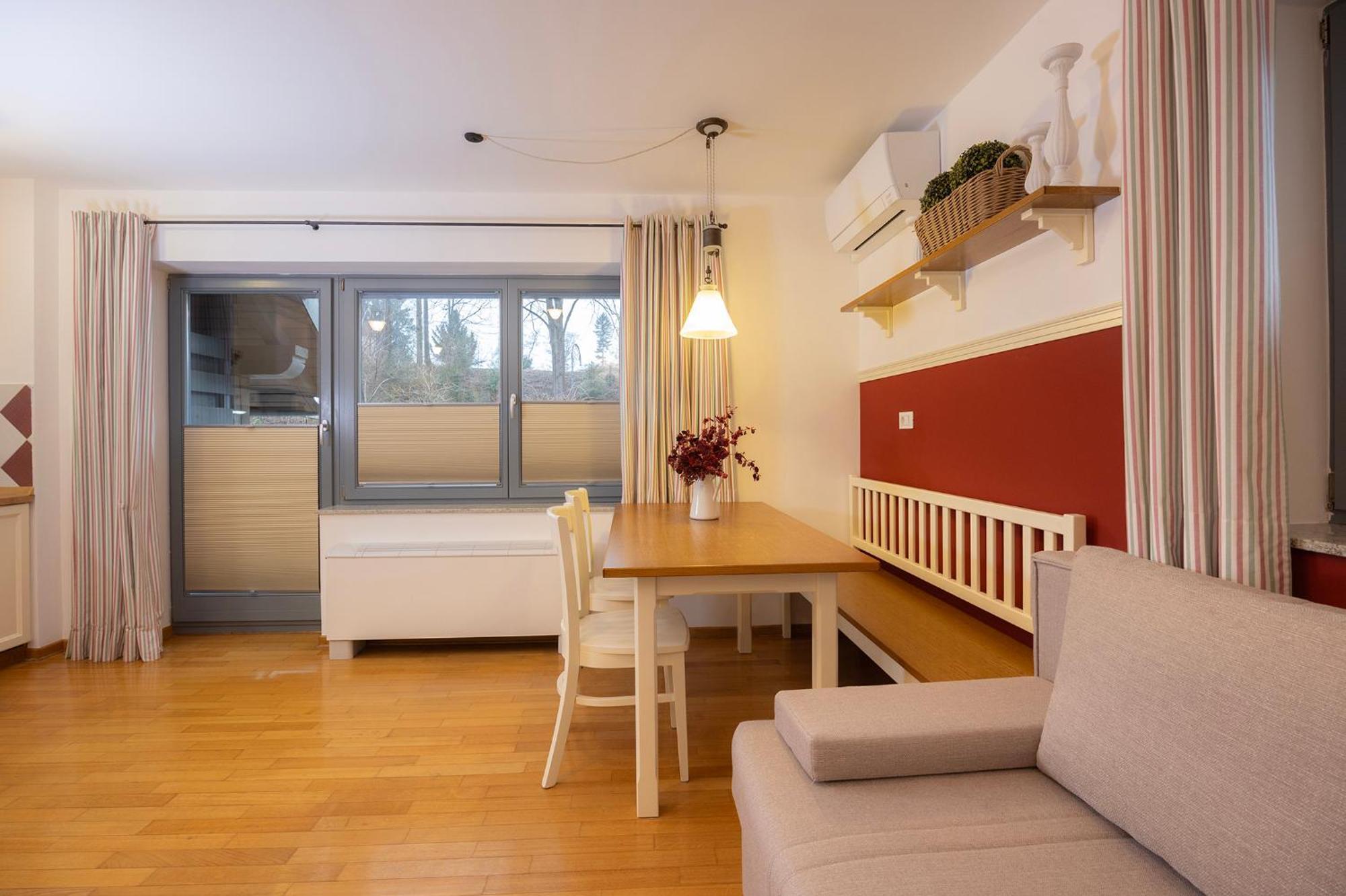 Lakeside Apartment *