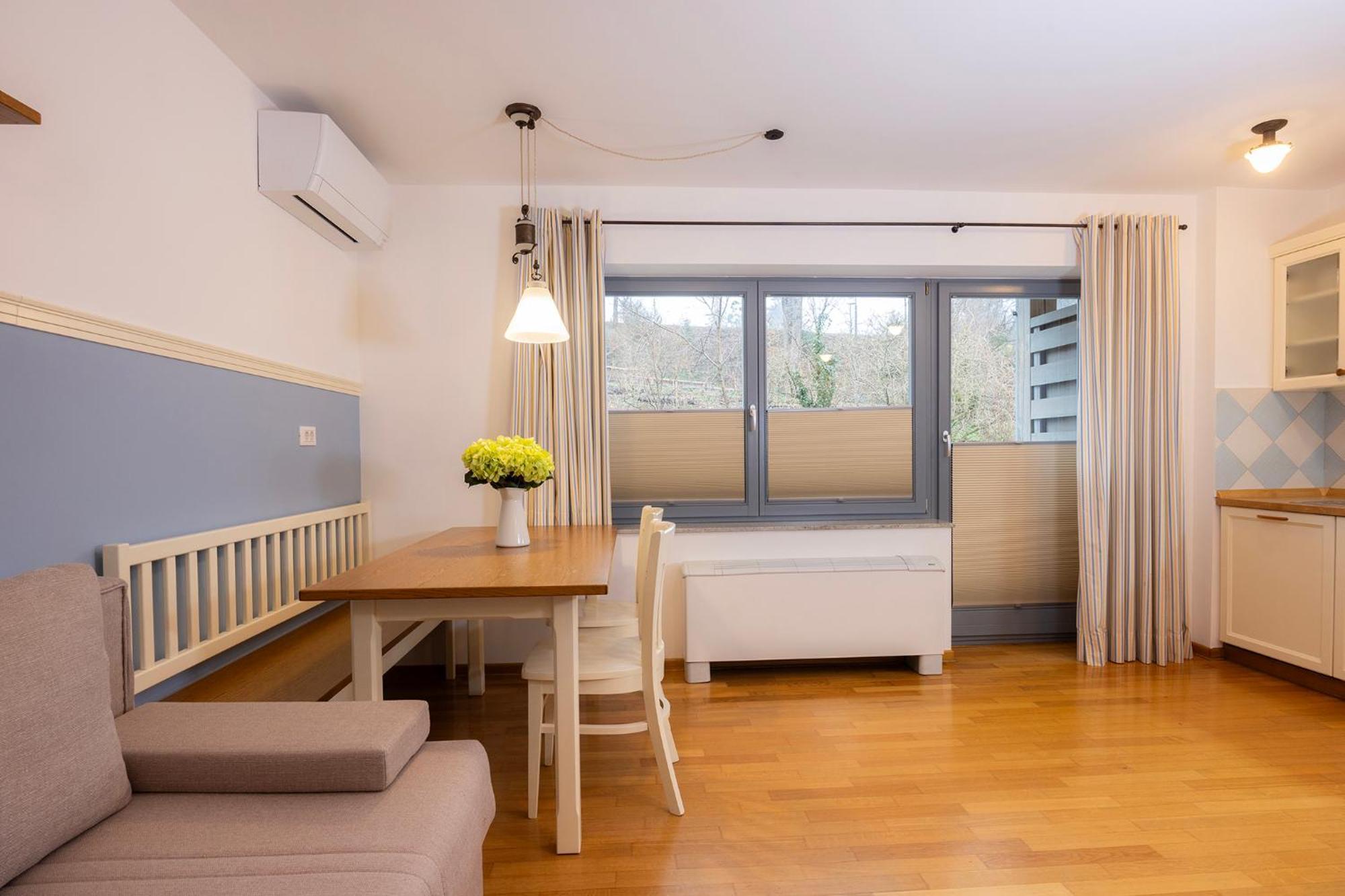 Lakeside Apartma *